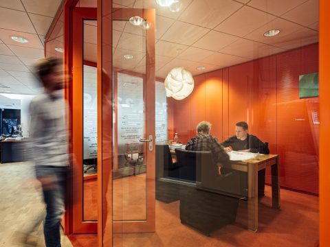 Sven Leeuwerink, werkvoorbereider en junior projectleider civiele techniek bij BK ingenieurs in overleg met Peter van der Heide, projectleider bij BK ingenieurs