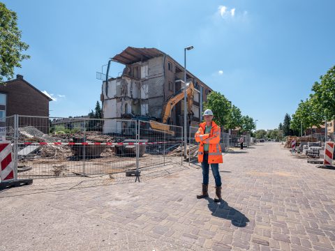Rolf Hoogenberk van BK ingenieurs aan het werk als toezichthouder sloop op de locatie Dasselaarstraat eo te Hilversum